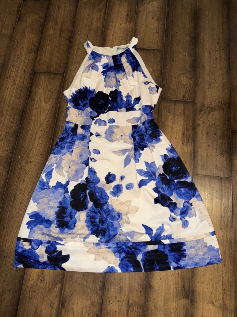 💙Blue and White Floral Dress

🤍Size 8